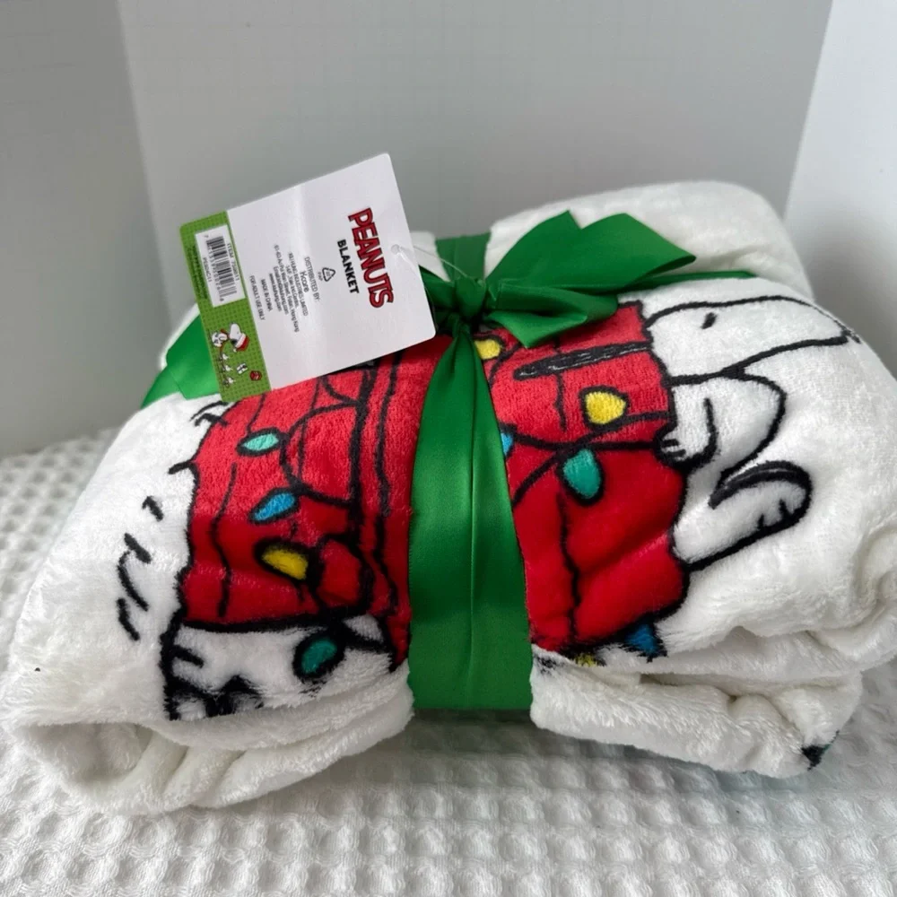 Peanuts White, Red & Green Holiday Throw Blanket